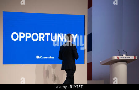 Londres, Royaume-Uni. 1 octobre, 2018. Photo prise le 1 octobre, 2018 Brexit britannique montre Dominic Raab Secrétaire assistant à la conférence annuelle du Parti conservateur en 2018 à Birmingham, Grande-Bretagne. Brexit britannique Dominic Raab Secrétaire a démissionné le jeudi, en disant qu'il ne peut pas appuyer le projet de Brexit accord entre Londres et Bruxelles. Credit : Han Yan/Xinhua/Alamy Live News Banque D'Images