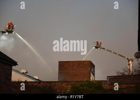 Manchester, UK. 15 Nov 2018. 13/11/2018. Manchester, UK. Les pompiers tacle un 100m x 100m Blaze dans Little Hulton Manchester. Juste après minuit, les pompiers ont été appelés à l'incident de PJH holdings crédit photo : Ben Earlam Crédit : Ben Earlam/Alamy Live News Banque D'Images