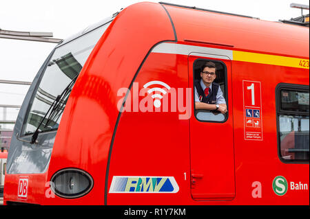 15 novembre 2018, Hessen, Frankfurt/Main : Julian contreparties adéquates, le stagiaire dans sa deuxième année en tant que pilote de locomotive (S-Bahn) à la Deutsche Bahn, regarde par la fenêtre d'un S-Bahn. La Deutsche Bahn a l'intention d'embaucher plus de 20 000 nouveaux employés d'ici la fin de l'année, y compris autour de 1 600 nouveaux conducteurs de locomotives. Photo : Silas Stein/dpa Banque D'Images