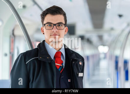 15 novembre 2018, Hessen, Frankfurt/Main : Julian contreparties adéquates, le stagiaire dans sa deuxième année en tant que pilote de locomotive (S-Bahn) à la Deutsche Bahn, regarde dans la caméra dans un S-Bahn. La Deutsche Bahn a l'intention d'embaucher plus de 20 000 nouveaux employés d'ici la fin de l'année, y compris autour de 1 600 nouveaux conducteurs de locomotives. Photo : Silas Stein/dpa Banque D'Images