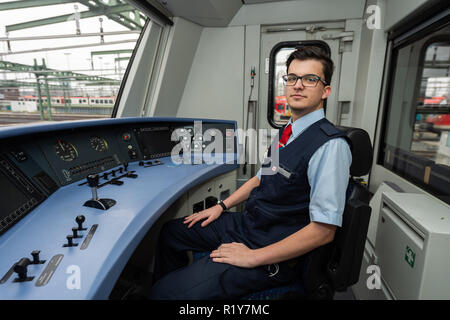 15 novembre 2018, Hessen, Frankfurt/Main : Julian contreparties adéquates, le stagiaire dans sa deuxième année en tant que pilote de locomotive (S-Bahn) à la Deutsche Bahn, regarde dans la caméra dans un S-Bahn cabine du conducteur. La Deutsche Bahn a l'intention d'embaucher plus de 20 000 nouveaux employés d'ici la fin de l'année, y compris autour de 1 600 nouveaux conducteurs de locomotives. Photo : Silas Stein/dpa Banque D'Images