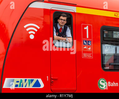 15 novembre 2018, Hessen, Frankfurt/Main : Julian contreparties adéquates, le stagiaire dans sa deuxième année en tant que pilote de locomotive (S-Bahn) à la Deutsche Bahn, regarde par la fenêtre d'un S-Bahn. La Deutsche Bahn a l'intention d'embaucher plus de 20 000 nouveaux employés d'ici la fin de l'année, y compris autour de 1 600 nouveaux conducteurs de locomotives. Photo : Silas Stein/dpa Banque D'Images