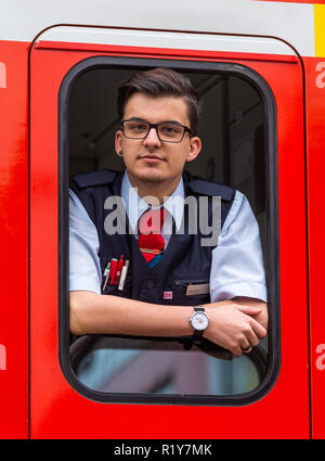 15 novembre 2018, Hessen, Frankfurt/Main : Julian contreparties adéquates, le stagiaire dans sa deuxième année en tant que pilote de locomotive (S-Bahn) à la Deutsche Bahn, regarde par la fenêtre d'un S-Bahn. La Deutsche Bahn a l'intention d'embaucher plus de 20 000 nouveaux employés d'ici la fin de l'année, y compris autour de 1 600 nouveaux conducteurs de locomotives. Photo : Silas Stein/dpa Banque D'Images