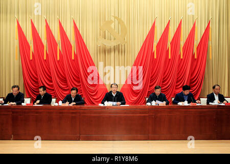 (181115) -- BEIJING, 15 novembre 2018 (Xinhua) -- Chen Xi (C), un membre du Bureau politique du Parti communiste chinois (PCC) et président du Comité central du Parti de l'école du PCC (l'Académie chinoise de la gouvernance), assiste à la cérémonie d'ouverture du semestre d'automne 2018 de l'école pour la deuxième ronde des étudiants à Beijing, capitale de la Chine, 15 novembre 2018. (Xinhua/Liu Bin) (gxn) Banque D'Images