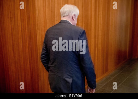 Berlin, Allemagne. 15 Nov, 2018. Horst Seehofer (CSU), Ministre fédéral de l'intérieur, l'habitat et la construction, les feuilles d'une conférence de presse au Ministère de l'intérieur. Crédit : Michael Kappeler/dpa/Alamy Live News Banque D'Images