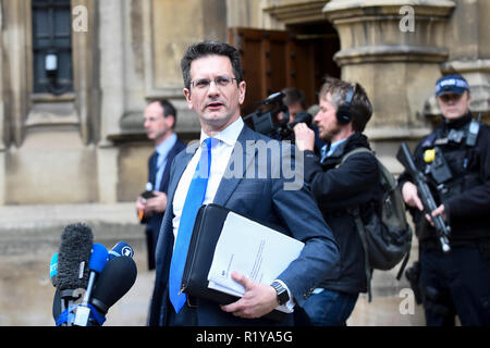 Londres, Royaume-Uni. 15 novembre 2018. Steven Baker MP pour Wycombe, parle aux médias, à Westminster, le jour après que le premier ministre Theresa Mai et son Cabinet ont atteint un consensus sur le projet d'accord Brexit, et sur un matin, lorsque plusieurs démissions ministérielles ont eu lieu. Crédit : Stephen Chung / Alamy Live News Banque D'Images