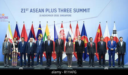 (181115) -- SINGAPOUR, 15 novembre 2018 (Xinhua) -- Le Premier ministre chinois Li Keqiang pose pour une photo de groupe avec les dirigeants présents à la 21e ASEAN-Chine, Japon et Corée du Sud (10 +3) réunion des dirigeants en Singapour, le 15 novembre, 2018. (Xinhua/Shen Hong) (zyd) Banque D'Images