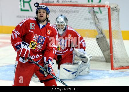 Liberec, République tchèque. Apr 16, 2009. Euro Hockey Tour, la Suède contre la République tchèque, 1:2, Liberec, CZE. La République Tchèque Michal Barinka lutte pour la rondelle pendant leur tournée Euro Hockey match de hockey sur glace à Evry le 16 avril 2009./FESP/Slavek Ruta Crédit : Slavek Ruta/ZUMA/Alamy Fil Live News Banque D'Images