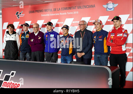 Le circuit de Valencia, Valencia, Espagne. 15 Nov, 2018. MotoGP de Valence, rider arrivées et conférence de presse ; Albert Arenas de l'Angel Nieto Moto3, l'équipe de Pol Espargaro du Red Bull KTM Factory Racing Motogp Team, Carmelo Ezpeleta Directeur général de Dorna, Maverick vi&# xf1;ales de l'équipe Movistar Yamaha Motogp, Dani Pedrosa du Team Repsol Honda Motogp, le président de la FIM Vito Ippolito, Marc MARQUEZ de l'équipe Repsol Honda Motogp Jorge Lorenzo et de l'équipe Ducati Motogp Dani Pedrosa lors de la pose de la légende du MotoGP : Action Crédit hommage Plus Sport/Alamy Live News Banque D'Images