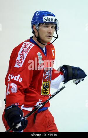 Liberec, République tchèque. Apr 16, 2009. Euro Hockey Tour, la Suède contre la République tchèque, 1:2, Liberec, CZE. La République tchèque Karel Rachunek durant leur tournée Euro Hockey match de hockey sur glace à Evry le 16 avril 2009./FESP/Slavek Ruta Crédit : Slavek Ruta/ZUMA/Alamy Fil Live News Banque D'Images