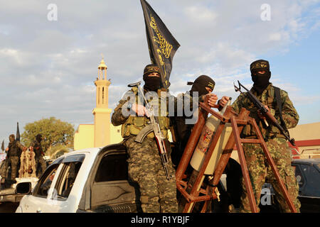 Gaza, Territoires palestiniens - 15 novembre, 2018. Les membres de la Brigades Al-qods du Djihad islamique lors d'une marche militaire dans la ville de Rafah dans le sud de la bande de Gaza, le 15 novembre 2018. Pour la première fois, la dernière fusée qui a été bombardé d'Ashkelon était affiché pendant l'agitation cette semaine. © Abed Rahim Khatib / éveil / Alamy Live News Banque D'Images
