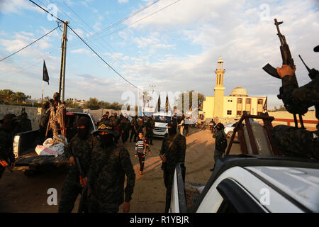 Gaza, Territoires palestiniens - 15 novembre, 2018. Les membres de la Brigades Al-qods du Djihad islamique lors d'une marche militaire dans la ville de Rafah dans le sud de la bande de Gaza, le 15 novembre 2018. Pour la première fois, la dernière fusée qui a été bombardé d'Ashkelon était affiché pendant l'agitation cette semaine. © Abed Rahim Khatib / éveil / Alamy Live News Banque D'Images