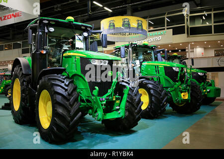 Helsinki, Finlande - le 15 novembre 2018 : les tracteurs John Deere, 7290R à l'avant, affichage sur stand John Deere sur MaatalousKonemessut Salon agricole, Helsinki, Finlande. Credit : Taina Sohlman/ Alamy Live News Banque D'Images