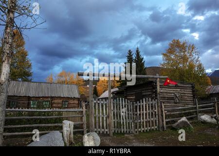 Le Xinjiang, Xinjiang, Chine. 15 Nov, 2018. Le Xinjiang, Chine-Baihaba ou Blanc Haba Village, est situé à la frontière entre la Chine et le Kazakhstan. Il n'y a pas de bus pour ce village, si des dispositions de transport doivent être faites à partir de Kanas, l'une des plus ville touristique dans le nord du Xinjiang. Crédit : SIPA Asie/ZUMA/Alamy Fil Live News Banque D'Images