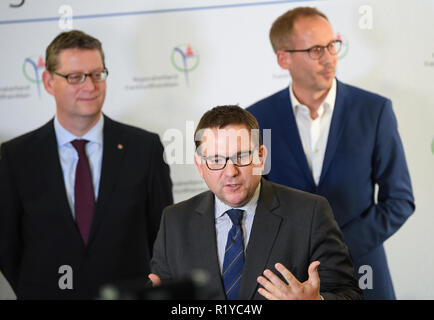 15 novembre 2018, Hessen, Frankfurt/Main : l'état présidents Thorsten Schäfer-Gümbel (SPD, l-r), Stefan Ruppert (FDP) et Kai Klose (Bündnis 90/Die Grünen) va faire une déclaration après des discussions préliminaires entre les trois parties. C'est la première discussion d'une telle coalition avec les trois parties après l'état des élections le 28 octobre. Le résultat exact de l'élection d'état sera annoncé le 16.11.2018. Photo : Arne Dedert/dpa Banque D'Images