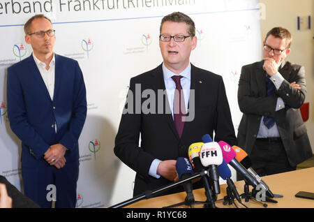 15 novembre 2018, Hessen, Frankfurt/Main : l'état présidents Kai Klose (Bündnis 90/Die Grünen, l-r), Thorsten Schäfer-Gümbel (SPD) et Stefan Ruppert (FDP) faire des déclarations à la suite des entretiens exploratoires entre les trois parties. C'est la première discussion d'une telle coalition avec les trois parties après l'état des élections le 28 octobre. Le résultat exact de l'élection d'état sera annoncé le 16.11.2018. Photo : Arne Dedert/dpa Banque D'Images