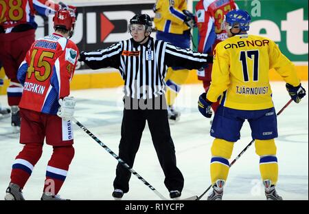 Le 19 avril 2009 - Liberec, République Tchèque - Euro Hockey Tour, la Russie contre la Suède, 6:3,19 avril 2009, Liberec, CZE. Arbitre observe que d'autres joueurs de l'équipe de Suède Mathias TjÃ rnovist¤(R) et de la Russie, Vitaly Proschkin (L) lutte pendant leur tournée Euro Hockey sur Glace Hockey sur jeu à Evry le 19 avril 2009. / Fesp / Slavek Ruta (Image Crédit : © Slavek Ruta/Zuma sur le fil) Banque D'Images