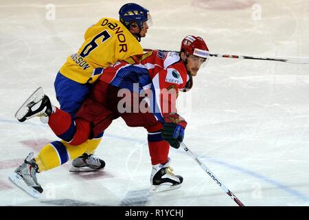 Le 19 avril 2009 - Liberec, République Tchèque - Euro Hockey Tour, la Russie contre la Suède, 6:3,19 avril 2009, Liberec, CZE. La Russie Sergueï Zinovyev (R) et la lutte pour l'Andrey Zubarev durant leur rondelle de hockey Euro Tour match de hockey sur glace à Evry le 19 avril 2009. / Fesp / Slavek Ruta (Image Crédit : © Slavek Ruta/Zuma sur le fil) Banque D'Images