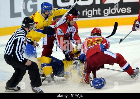 Le 19 avril 2009 - Liberec, République Tchèque - Euro Hockey Tour, la Russie contre la Suède, 6:3,19 avril 2009, Liberec, CZE. Arbitre observe que d'autres joueurs de l'équipe de Suède (Linus Omark (LL) et la Russie Maxim Sushinskiy (R) et Konstantin Korneev (RR) lutte pendant leur tournée Euro Hockey sur Glace Hockey sur jeu à Evry le 19 avril 2009. / Fesp / Slavek Ruta (Image Crédit : © Slavek Ruta/Zuma sur le fil) Banque D'Images