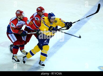 Le 19 avril 2009 - Liberec, République Tchèque - Euro Hockey Tour, la Russie contre la Suède, 6:3,19 avril 2009, Liberec, CZE. La Russie Sergueï Zinovyev (LL) et Maxim Kondratiev (L) et de la Suède Martin ThÃ¶rnberg lutte pour la rondelle pendant leur tournée Euro Hockey match de hockey sur glace à Evry le 19 avril 2009. / Fesp / Slavek Ruta (Image Crédit : © Slavek Ruta/Zuma sur le fil) Banque D'Images