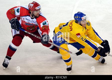 Le 19 avril 2009 - Liberec, République Tchèque - Euro Hockey Tour, la Russie contre la Suède, 6:3,19 avril 2009, Liberec, CZE. La Russie, Vitaly Atyushov (L) et le Suédois Linus Omark lutte pour la rondelle pendant leur tournée Euro Hockey match de hockey sur glace à Evry le 19 avril 2009. / Fesp / Slavek Ruta (Image Crédit : © Slavek Ruta/Zuma sur le fil) Banque D'Images