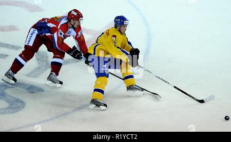 Le 19 avril 2009 - Liberec, République Tchèque - Euro Hockey Tour, la Russie contre la Suède, 6:3,19 avril 2009, Liberec, CZE. # 73 - de la Russie (L) et le Suédois Linus Omark (R) lutte pour la rondelle pendant leur tournée Euro Hockey match de hockey sur glace à Evry le 19 avril 2009. / Fesp / Slavek Ruta (Image Crédit : © Slavek Ruta/Zuma sur le fil) Banque D'Images