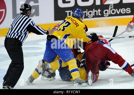 Le 19 avril 2009 - Liberec, République Tchèque - Euro Hockey Tour, la Russie contre la Suède, 6:3,19 avril 2009, Liberec, CZE. Arbitre observe que d'autres joueurs de l'équipe de Suède (Linus Omark (LL) et la Russie Maxim Sushinskiy (R) lutte pendant leur tournée Euro Hockey sur Glace Hockey sur jeu à Evry le 19 avril 2009. / Fesp / Slavek Ruta (Image Crédit : © Slavek Ruta/Zuma sur le fil) Banque D'Images