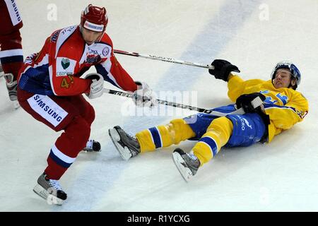 Le 19 avril 2009 - Liberec, République Tchèque - Euro Hockey Tour, la Russie contre la Suède, 6:3,19 avril 2009, Liberec, CZE. La Russie Vitaly Proschkin (L) et le Suédois Linus Omark lutte pour la rondelle pendant leur tournée Euro Hockey match de hockey sur glace à Evry le 19 avril 2009. / Fesp / Slavek Ruta (Image Crédit : © Slavek Ruta/Zuma sur le fil) Banque D'Images