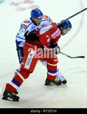 Le 19 avril 2009 - Liberec, République tchèque - l'Euro Hockey Tour, la République tchèque contre la Finlande, 4:3,19 avril 2009, Liberec, CZE. La république tchèque Jaromir Jagr (R) et le Finlandais Pekka Saravo (L) lutte pour la rondelle pendant leur tournée Euro Hockey match de hockey sur glace à Evry le 19 avril 2009. / Fesp / Slavek Ruta (Image Crédit : © Slavek Ruta/Zuma sur le fil) Banque D'Images