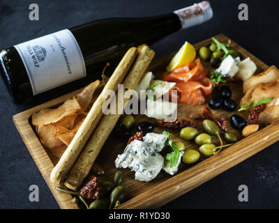 Kiev, Ukraine. 29Th sep 2018. Assiette de fromage avec du saumon, citron, olivas et bâtonnets de pain sont vues affichées. Crédit : Igor Golovniov SOPA/Images/ZUMA/Alamy Fil Live News Banque D'Images