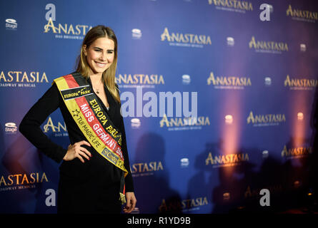 Stuttgart, Allemagne. 15 Nov, 2018. Anahita Rehbein, Miss France 2018, est sur le tapis rouge lors de la première Allemande de la comédie musicale 'Anastasia'. La comédie musicale raconte la légende qu'Anastasia, la fille du tsar, a survécu à la révolution russe, il y a 100 ans que le seul membre de la famille. Crédit : Sébastien Gollnow/dpa/Alamy Live News Banque D'Images