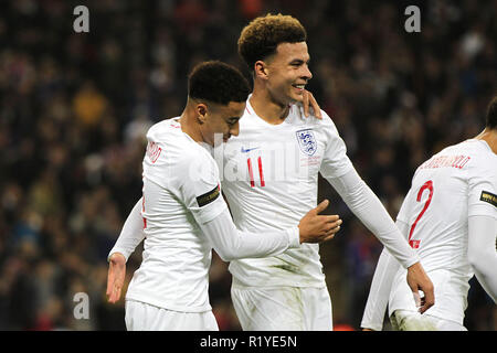 Londres, Royaume-Uni. 15 novembre, 2018. Jesse Lingard de l'Angleterre célèbre avec Alli Dele (11) après avoir marqué de faire 1-0 lors du match amical entre l'Angleterre et USA au stade de Wembley le 15 novembre 2018 à Londres, en Angleterre. (Photo par Matt Bradshaw/phcimages) Credit : PHC Images/Alamy Live News Banque D'Images