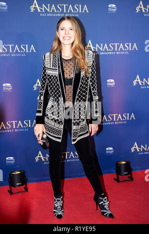 Stuttgart, Allemagne. 15 Nov, 2018. Victoria Swarovski, présentateur, se dresse sur le tapis rouge lors de la première Allemande de la comédie musicale 'Anastasia'. La comédie musicale raconte la légende qu'Anastasia, la fille du tsar, a survécu à la révolution russe il y a environ 100 ans que le seul membre de la famille impériale. Crédit : Sébastien Gollnow/dpa/Alamy Live News Banque D'Images