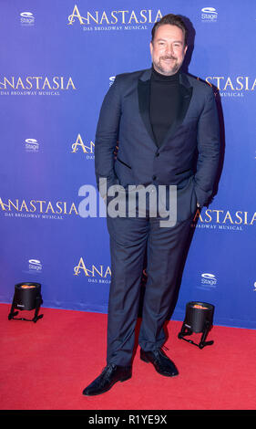 Stuttgart, Allemagne. 15 Nov, 2018. Harold Faltermeyer, compositeur, se dresse sur le tapis rouge lors de la première Allemande de la comédie musicale 'Anastasia'. La comédie musicale raconte la légende qu'Anastasia, la fille du tsar, a survécu à la révolution russe il y a environ 100 ans que le seul membre de la famille impériale. Crédit : Sébastien Gollnow/dpa/Alamy Live News Banque D'Images