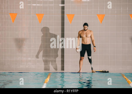 La jeune sportsman avec jambe artificielle à la piscine intérieure à Banque D'Images