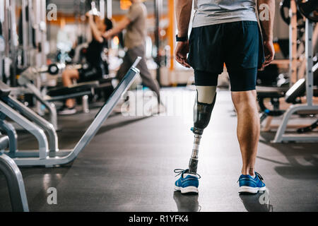 Cropped shot of de sportif avec jambe artificielle article at gym Banque D'Images