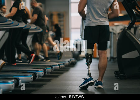 Cropped shot of athletic sportsman avec jambe artificielle par marche gym Banque D'Images