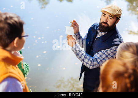 Beau barbu debout près du lac Banque D'Images