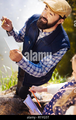 Vue de dessus d'un bel homme barbu smart Banque D'Images