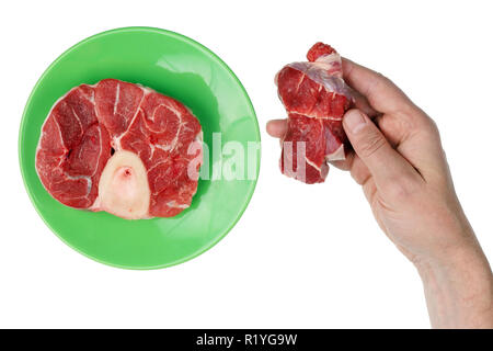 Homme cuisinier vérifie la qualité de la viande de boeuf frais avant la cuisson. Isolated on white studio vue supérieure shot Banque D'Images
