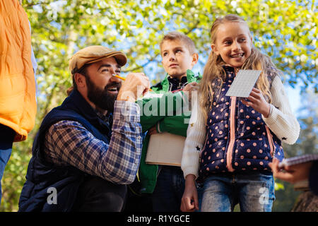 Cheerful girl Nice avec son professeur permanent Banque D'Images