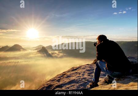 Photographe de la nature créent de l'art sur le point de vue dans les montagnes. Dans l'homme à la caméra de son grand viseur, photo de borning journée incroyable. Banque D'Images