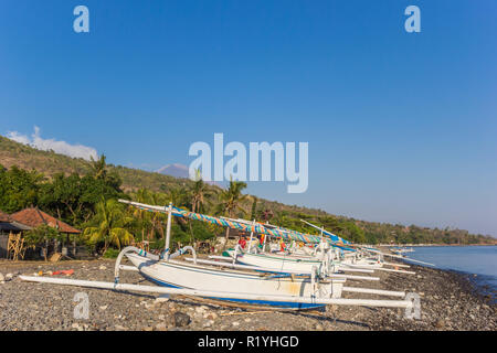 Les bateaux de pêche traditionnels à la côte d'Amed Bali Banque D'Images