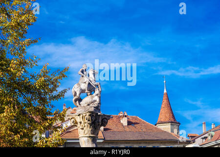 Fribourg, Suisse, Fontaine Saint George, une colonne supportant le groupe de Saint Georges à cheval la lutte contre le dragon Banque D'Images