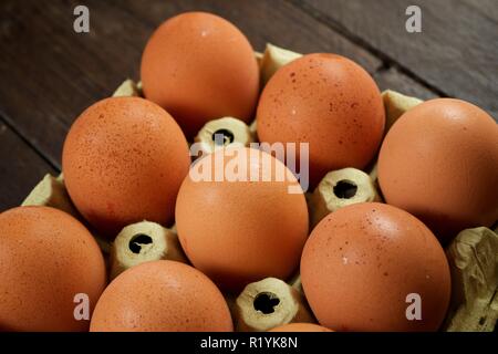 Close-up d'oeufs sur une table en bois. Banque D'Images