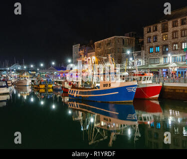 Bateaux de pêche amarré à quai à la barbacane à Plymouth, Royaume-Uni. Banque D'Images