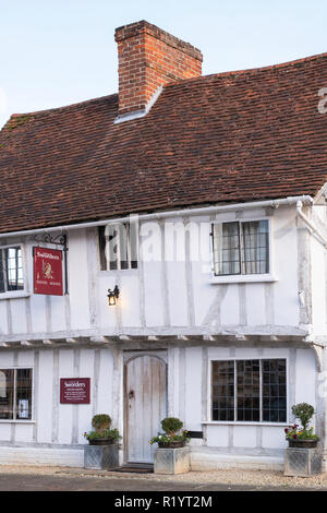 Sworders agents immobiliers créé en 1782 dans maison à pans de bois de la place du marché dans la ville historique pittoresque de Lavenham Suffolk, Angleterre, RU Banque D'Images