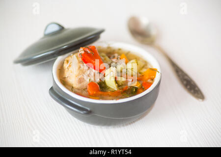 Soupe de légumes aux boulettes de viande et le poivre dans une assiette sur la table Banque D'Images