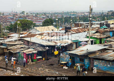 Avis d'une section de Kibera montrant shack de fortune et de logement les résidents allant sur la vie quotidienne, Nairobi, Kenya Banque D'Images