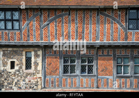 Détail de brique et de pittoresques maisons à pans de 16e siècle sans objet Hall Museum avec la lumière au plomb windows - L'hôtel de ville - à Aldeburgh, Suffolk, Angleterre, Banque D'Images